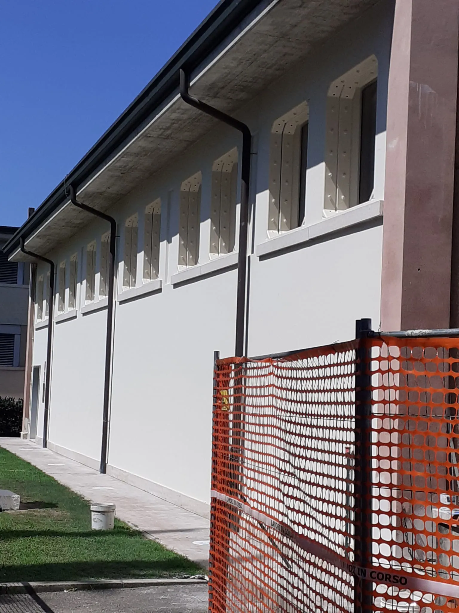Prospetto fori con telai di rinforzo