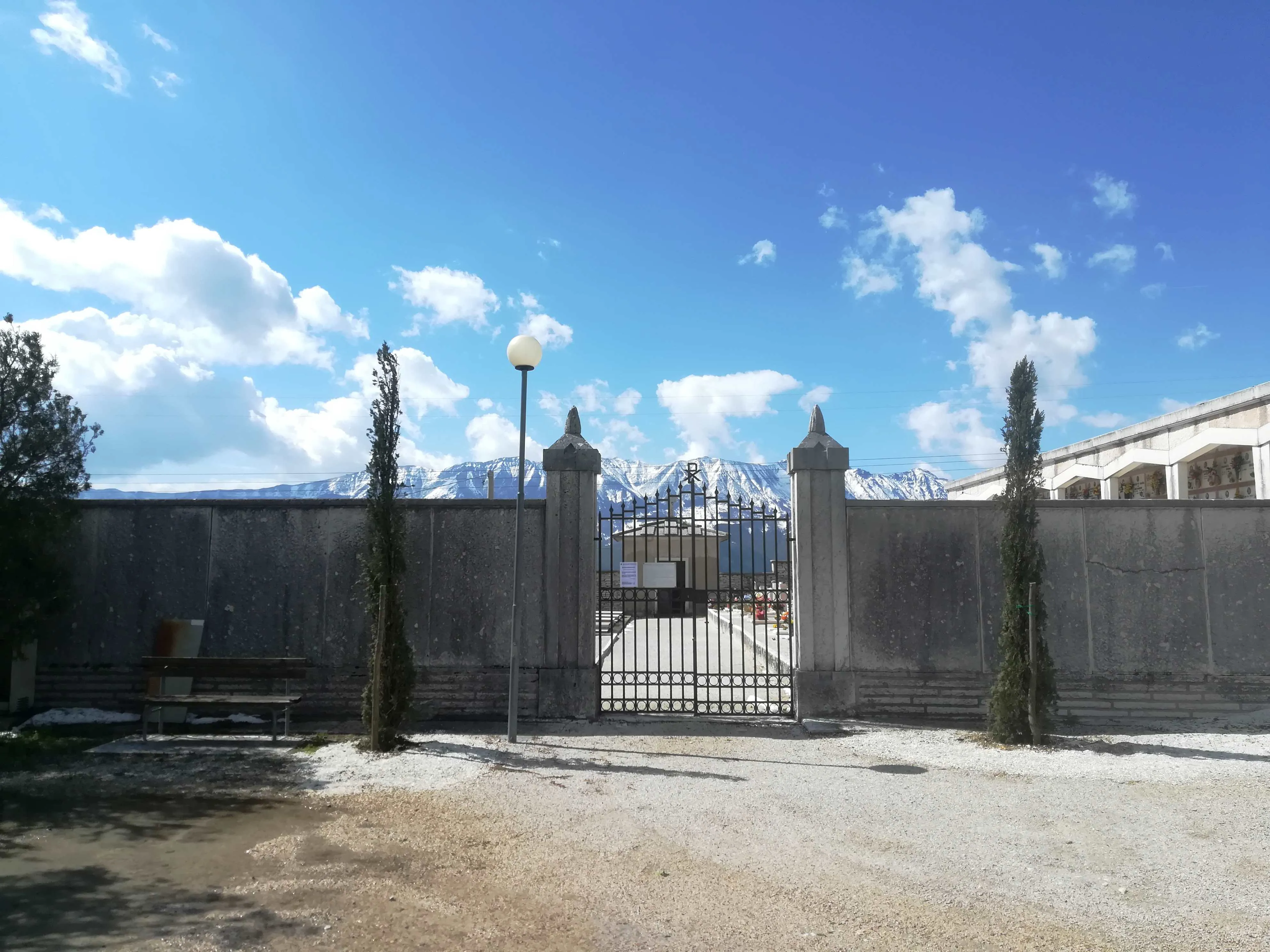 Foto esterna cimitero